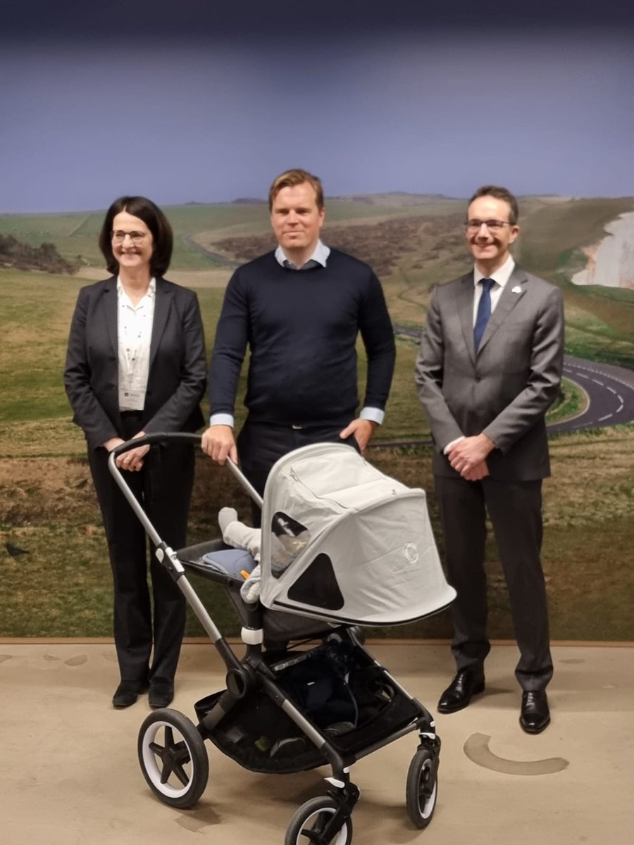 Le PDG de la licorne 🇸🇪 <a href="/einrideofficial/">Einride</a>, entouré par l'amb. d'🇩🇪 et l'amb. de 🇨🇵 à #Stockholm ...et en charge ce jour-là de son fils.
Juste un papa suédois qui assume toutes ses responsabilités, dans un cadre de travail adapté aux situations exceptionnelles. #égalité