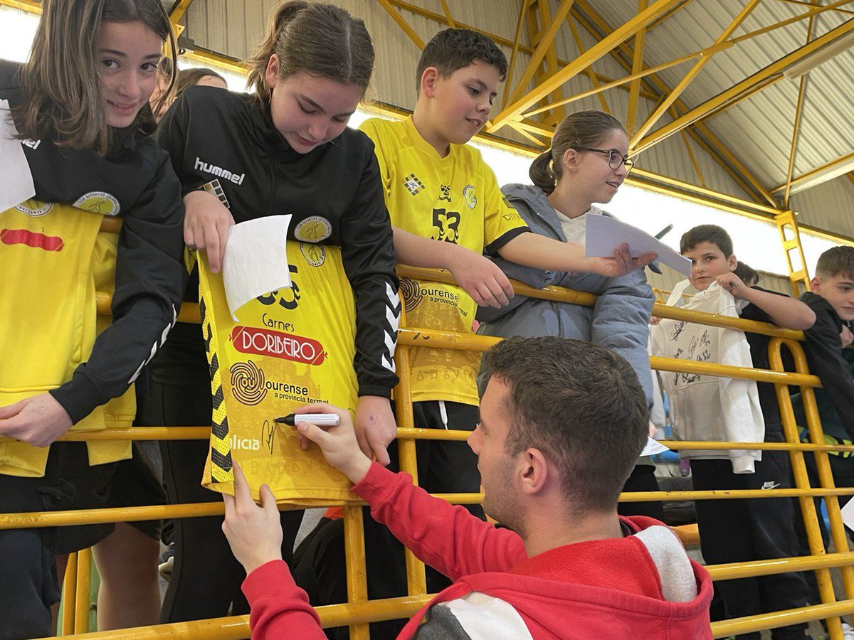 Os Hispanos Júnior, os vixentes campións do mundo e de Europa están a asinar autógrafos e a interactuar cos centos de nenos e nenas que se achegaron a presenciar o adestramento no pavillón do Consello en Ribadavia.

Espéranos unha semana emocionante no Concello de Ribadavia.