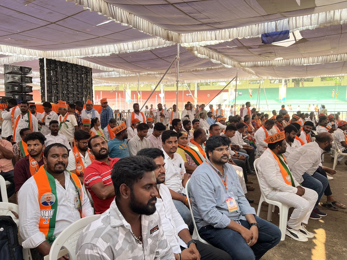 SwethaMadhukar's tweet photo. ఎల్ బి స్టేడియంలో నిర్వహించిన భూత్ అధ్యక్షుల విజయ సంకల్ప సమ్మేళన  సమావేశంలో పాల్గొనడం జరిగింది.

ఎల్ బి స్టేడియంలో నిర్వహించిన భూత్ అధ్యక్షుల విజయ సంకల్ప సమ్మేళన  సమావేశంలో పాల్గొనడం జరిగింది.

#vijayasankalpasabha
#Corporator #ISSADAN https://t.co/hrwmww0veI