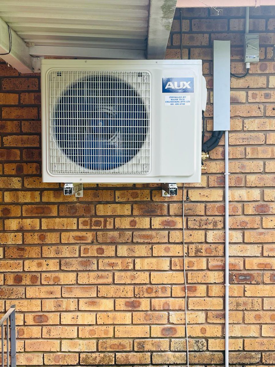 major_tech's tweet photo. Meerensee 📍 Installation of a 24000BTU AIRCON, say no to heat this summer with our incredible wide range on AIRCON deals. Call/WhatsApp 0814926708 https://t.co/xVm4eOWHOL