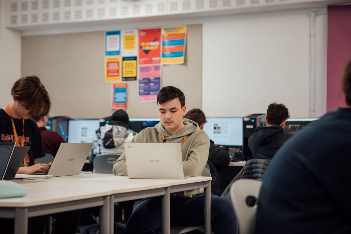 Sheff6thForm's tweet image. At our Sixth Form Open Day this Wednesday, you'll be able to speak with our tutors about studying on any of the below A Level pathways:
💼 Business
🌳 Environmental Science
👩‍⚖️ Law
🧪 STEM
📕 Humanities
🎨 Creative
🖊 Writing

Click here to book your place: ticketsource.co.uk/the-sheffield-…