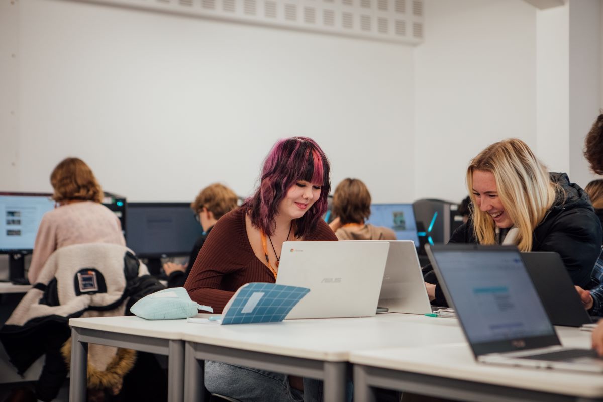 Sheff6thForm's tweet image. At our Sixth Form Open Day this Wednesday, you'll be able to speak with our tutors about studying on any of the below A Level pathways:
💼 Business
🌳 Environmental Science
👩‍⚖️ Law
🧪 STEM
📕 Humanities
🎨 Creative
🖊 Writing

Click here to book your place: ticketsource.co.uk/the-sheffield-…