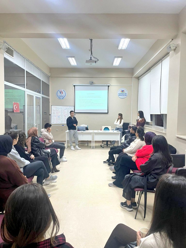 GSB_YahsihanGM's tweet photo. Gençlik Merkezimizde Güvenli İlişkiler Atölyesi gerçekleşti.
Değerler, kalıplar, şiddet türleri, sınırlar konuları üzerinde duruldu.🤗
#GSBGM https://t.co/YJSXJlvYhY