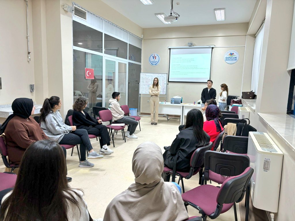 GSB_YahsihanGM's tweet photo. Gençlik Merkezimizde Güvenli İlişkiler Atölyesi gerçekleşti.
Değerler, kalıplar, şiddet türleri, sınırlar konuları üzerinde duruldu.🤗
#GSBGM https://t.co/YJSXJlvYhY