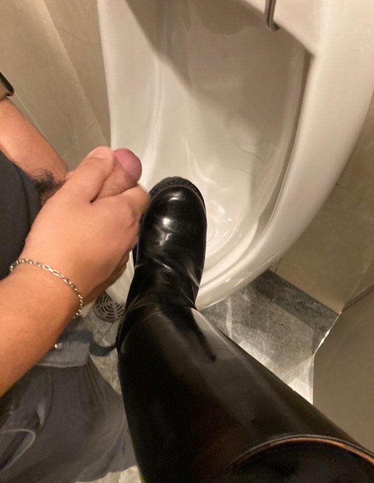 BootCum's tweet photo. A: พี่ชอบรองเท้าบู๊ทของน้องอยากแตกใส่รองเท้าบู๊ทน้องได้ไหมครับ 

B: ได้ครับพี่ ตามสบายเลยครับ ชักให้แตกบนรองเท้าได้เลย เอาให้เต็มที่เลยพี่ พุ่งให้เต็มรองเท้าไปเลย ไม่ต้องกลัวเลอะครับ เอาหัวมาละเลงให้ทั่วได้เลยพี่ ผมรู้ว่าพี่เสียวมาก น้ำเยอะและข้นมากกก น้ำข้นเต็มรองเท้าบู๊ทผมเลย https://t.co/MGnPKDi9t3