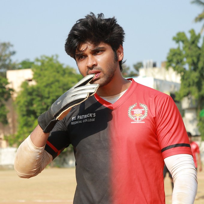 galattadotcom's tweet photo. Select Strictly one:  #Dada or #AadithyaVarma 😈🔥

#DhruvVikram #Dhruv #ChiyaanVikram #MAriSelvaraj #PARanjith #AnupamaParameswaran #Galatta https://t.co/bqoxZB1Iay