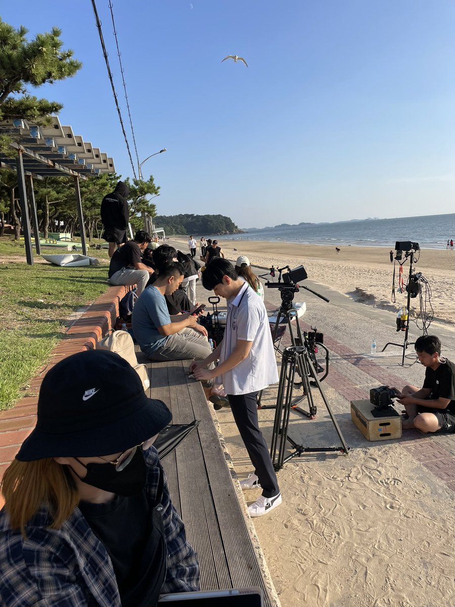 love4lovesake's tweet photo. <연지구즈의 은밀한 사생활>

바닷가 촬영 중 조용히 어디론가 사라졌다 돌아온 여운이는 열심히 뭔가를 정리합니다.
그리고는 사진을 찍고, 소중하게 가방에 챙깁니다.
그건바로 모래사장에서 발견한 예쁜 조개껍데기!
큰 손으로 조개 껍데기 줍는 여운이가 너무 귀여��� 눈물나는 건 저 혼자인가요? https://t.co/OxY7bJ4Vrw