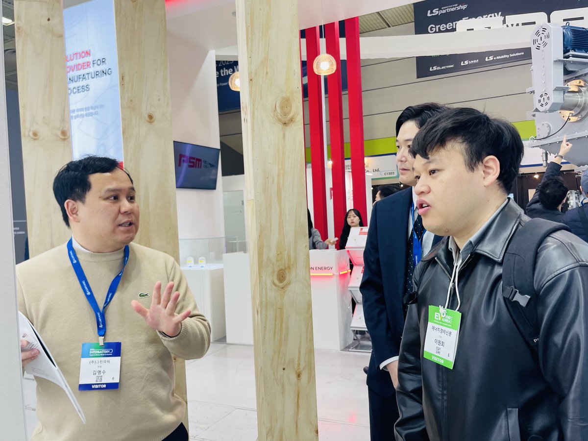 GREENPOWER1998's tweet photo. Journalists from many media outlets such as Electric Newspaper and Energy Economics Daily were interested in Green Power that participated in InterBattery 2024. See you next year. Green Power! #greenpower #bts #interbattery2024 #kbattery #cycler #formation #battery https://t.co/WFKcEnaJj1