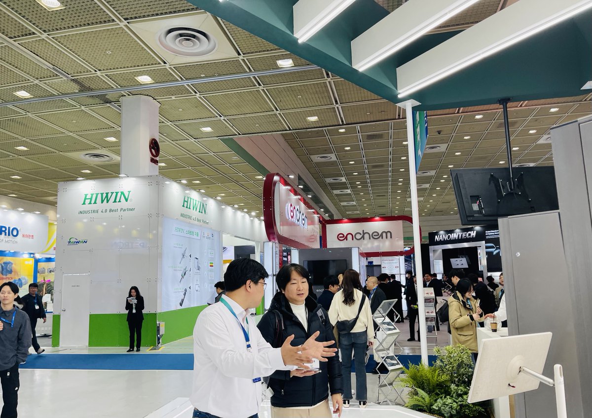 GREENPOWER1998's tweet photo. Journalists from many media outlets such as Electric Newspaper and Energy Economics Daily were interested in Green Power that participated in InterBattery 2024. See you next year. Green Power! #greenpower #bts #interbattery2024 #kbattery #cycler #formation #battery https://t.co/WFKcEnaJj1