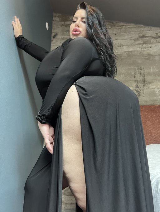 Wanna look under my dress? 💦😈 https://t.co/hReYpg9X2K https://t.co/Nu2ZsufOKj