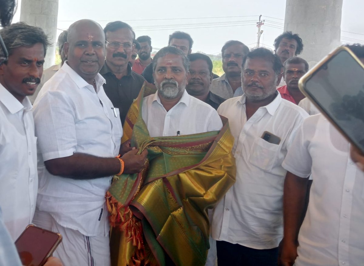 tnmaruthusenai's tweet photo. இன்று டி.கல்லுப்பட்டி, குன்னத்தூர் அம்மா கோவிலில் மாண்புமிகு.ஆர்.பி.உதயக்குமார்,
 சட்டமன்ற எதிர்கட்சி துணைத்தலைவர், அம்மா பேரவை மாநில செயலாளர், மதுரை புறநகர் தெற்கு மாவட்ட செயலாளர், திருமங்கலம் சட்ட மன்ற உறுப்பினர் அவர்களை மரியாதை நிமித்தமாக சந்தித்தேன். @Udhayakumar_RB https://t.co/8W8u2GnR6S
