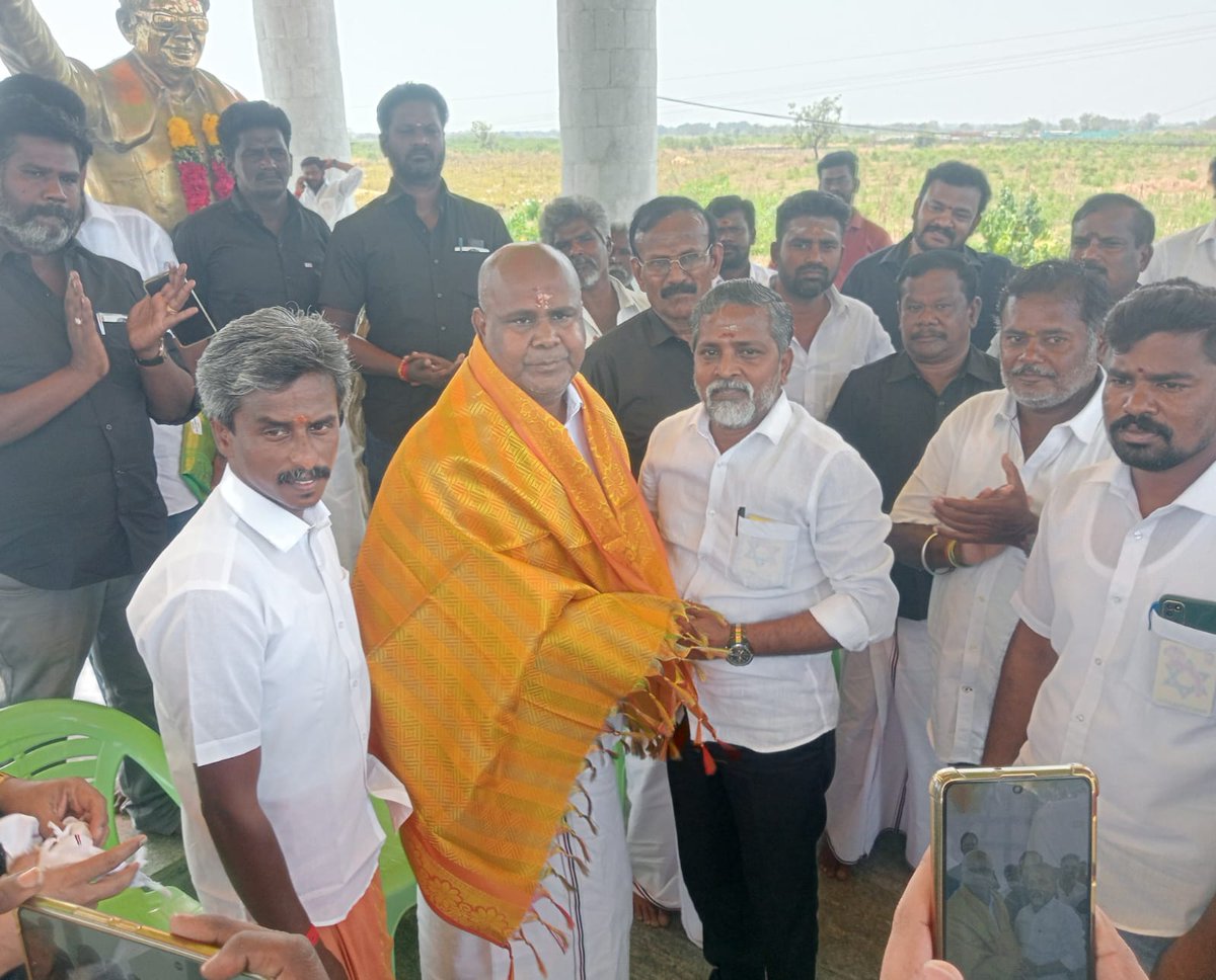 tnmaruthusenai's tweet photo. இன்று டி.கல்லுப்பட்டி, குன்னத்தூர் அம்மா கோவிலில் மாண்புமிகு.ஆர்.பி.உதயக்குமார்,
 சட்டமன்ற எதிர்கட்சி துணைத்தலைவர், அம்மா பேரவை மாநில செயலாளர், மதுரை புறநகர் தெற்கு மாவட்ட செயலாளர், திருமங்கலம் சட்ட மன்ற உறுப்பினர் அவர்களை மரியாதை நிமித்தமாக சந்தித்தேன். @Udhayakumar_RB https://t.co/8W8u2GnR6S
