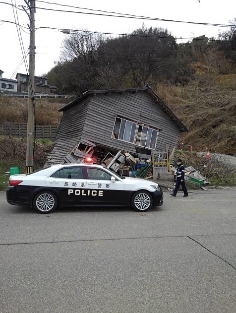 NPA_saigaiKOHO's tweet photo. 石川県内で活動している特別自動車警ら部隊は、穴水町内、輪��市内、能登町内など被災地各地で警戒・警らを行っています。被災地の皆様の安全・安心のため、活動を継続しています。
#令和6年能登半島地震  #警察 #兵庫県警察 #長崎県警察 #岩手県警察 #パトロール https://t.co/pHYO6FzLJP