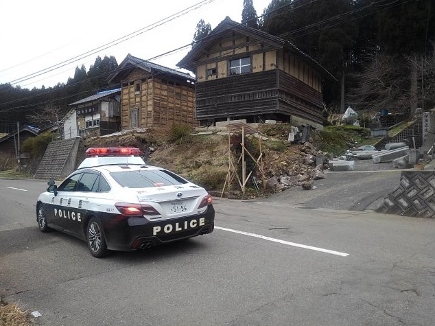 NPA_saigaiKOHO's tweet photo. 石川県内で活動している特別自動車警ら部隊は、穴水町内、輪��市内、能登町内など被災地各地で警戒・警らを行っています。被災地の皆様の安全・安心のため、活動を継続しています。
#令和6年能登半島地震  #警察 #兵庫県警察 #長崎県警察 #岩手県警察 #パトロール https://t.co/pHYO6FzLJP