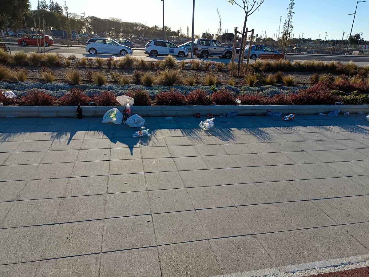 Jmmp1981's tweet photo. Así amanece la vega de acá tras el Almeria-Sevilla, @aytoalm no se pudo mandar a alguien de limpieza durante el partido para que el barrio no amanezca así? https://t.co/qgWMpbsPup