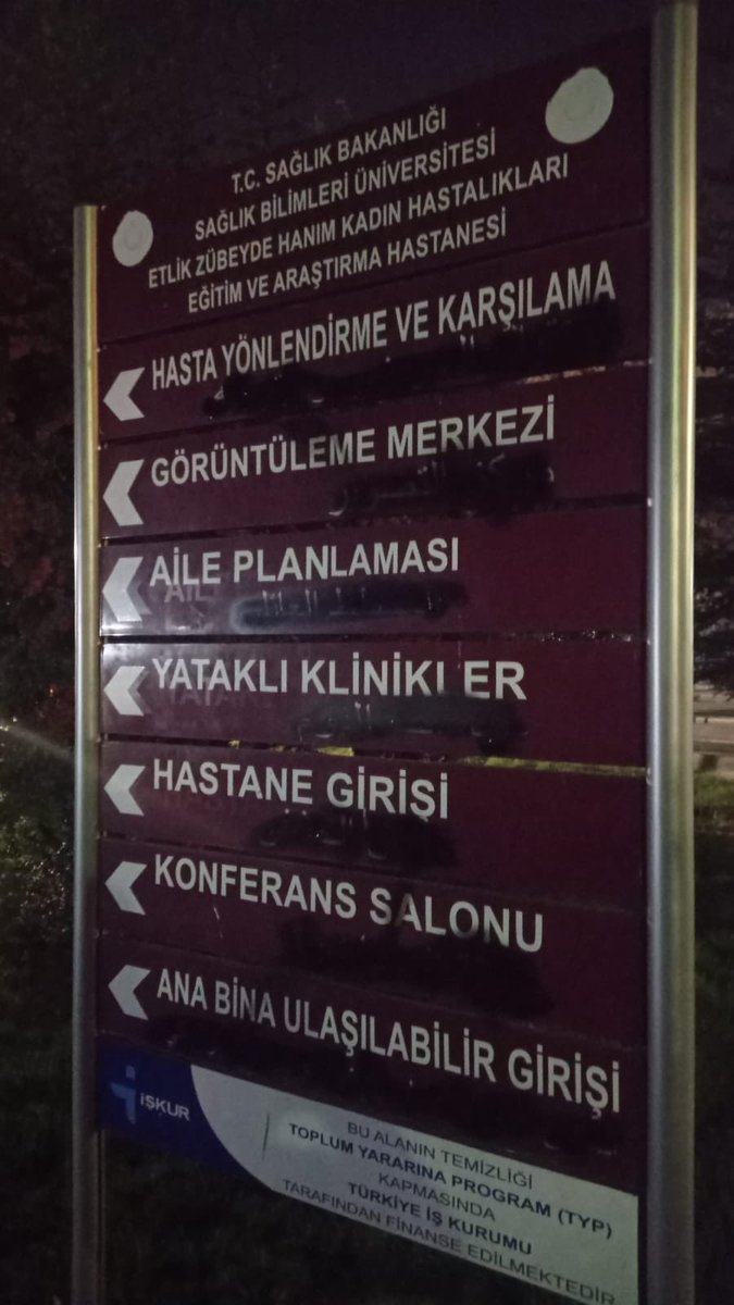 ambargo_tv's tweet photo. 💥Vatandaşlar, Arapça tabelalara kendileri müdahale etmeye başladı.

Ankara Etlik Zübeyde Hanım Hastanesi’ndeki tabelalarda bulunan Arapça yazılar, vatandaşlar tarafından boyayla kapatıldı. https://t.co/mwiPZPUnzx