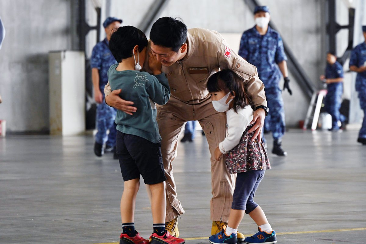 jmsdf_5aw's tweet image. 派遣海賊対処行動航空隊第54次要員はソマリア・アデン湾における海賊対処行動に従事するため、家族や支援団体などの多くの方々に見送られ、ジブチ共和国へ出発しました!
#沖縄 #那覇 #海上 #自衛隊 #海自 #5空群 #基地 #航空 #哨戒機 #P3C
#派遣 #ソマリア #アデン湾 #ジブチ共和国