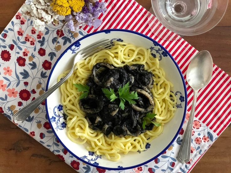 🍥SPAGHETTI CON CALAMARES EN SU TINTA Un buen plato de pasta italiana :) ¡Buon appetito! Tienes la receta en ↓ i.mtr.cool/lyycloihsh