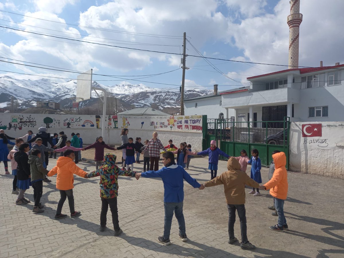Okulumuzda deprem tatbikatını gerçekleştirdik.