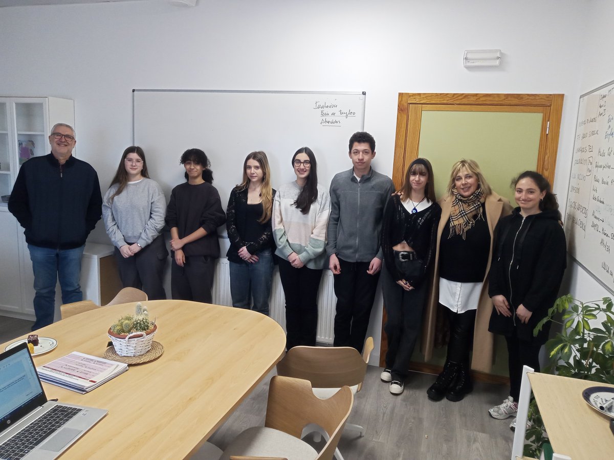 iessapereaude's tweet photo. 9 de los 12 ganadores de los premios #LiterariosAtrevimientos 2024 han ido pasando por el despacho del director del #IESSapereAude , #JesúsCastroCuenca a hacerse la correspondiente foto oficial.
#AtrediPress. https://t.co/N80UyFtGm5