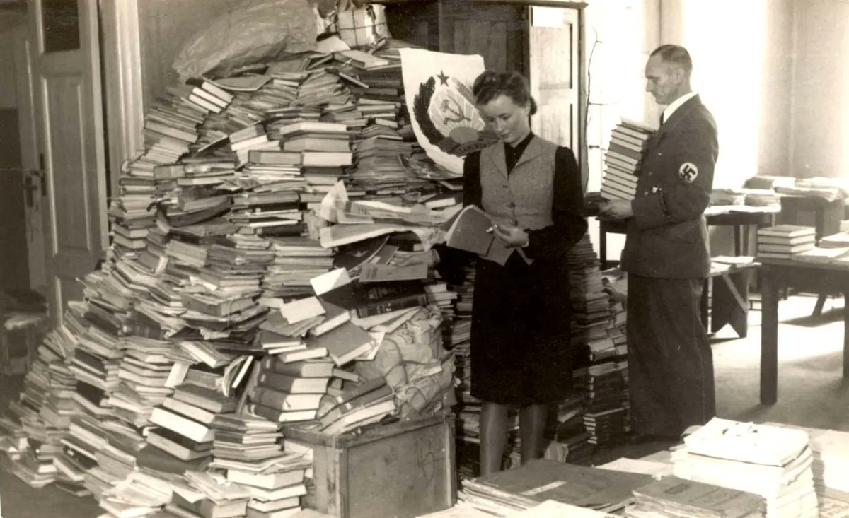 BenitoOlmo's tweet image. 'Tinta y fuego' es una novela de ficción que parte de un hecho real: el robo de libros perpetrado por los nazis durante la Segunda Guerra Mundial. Permítanme un pequeño hilo para contarles cómo llegué a este asunto tan fascinante.
1/15
🧵 Fotos: Yad Vashem