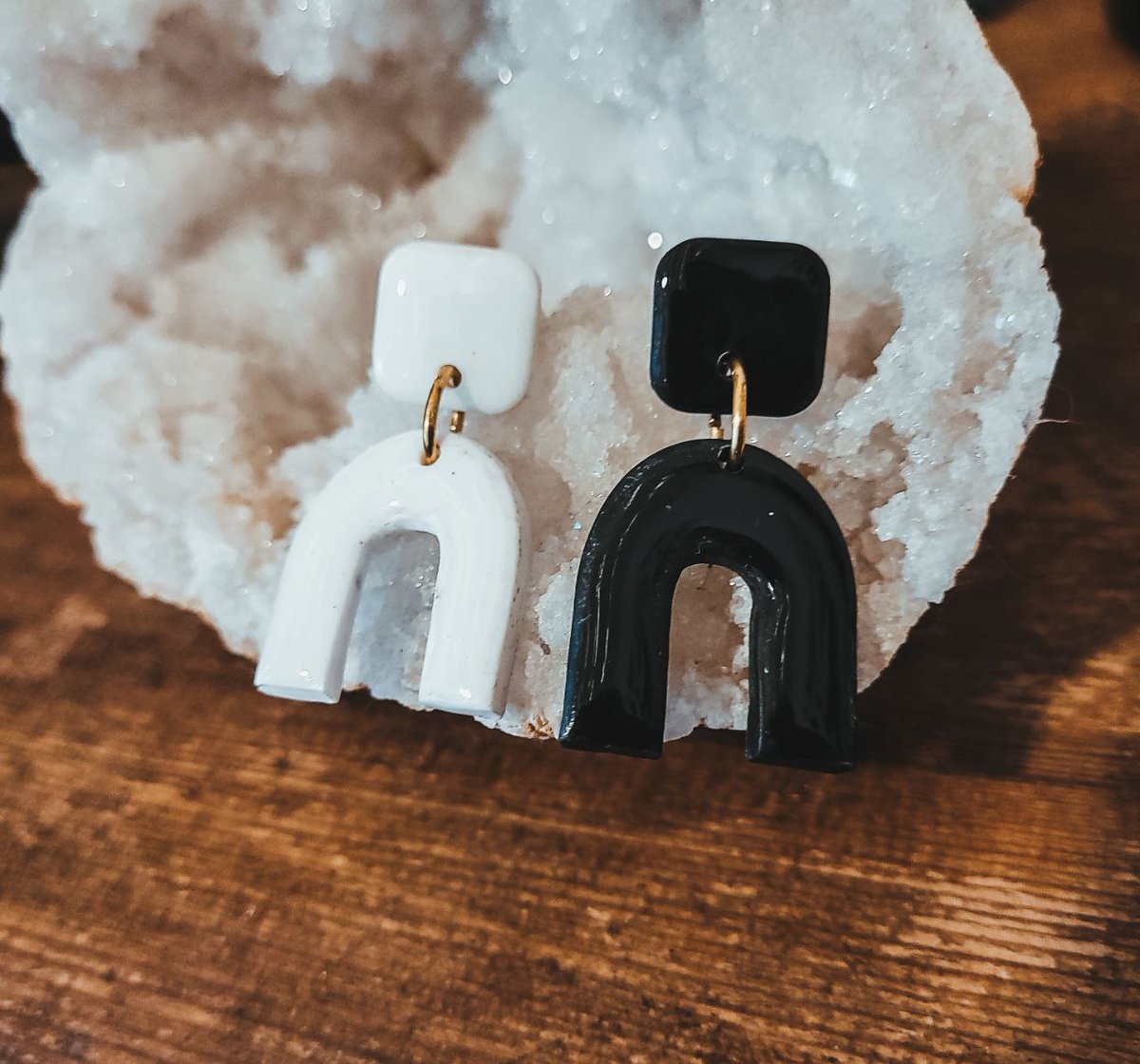 Was macht man, wenn man Metall, Polymer Clay und Leiterplatten/Platinen übrig hat? Richtig – Schmuck! Genau das hat unsere Kollegin Calvi gemacht. Wir sind hin und weg und freuen uns riesig, dass es Calvi so gut bei uns gefällt, dass Sie uns jetzt sogar am Ohr trägt.