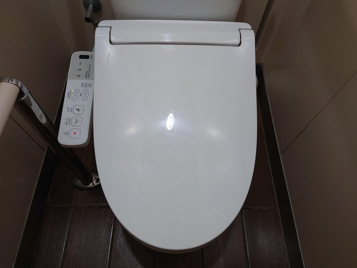 セブンイレブンのトイレにてINAXの新型パブリック向けシャワートイレPB
