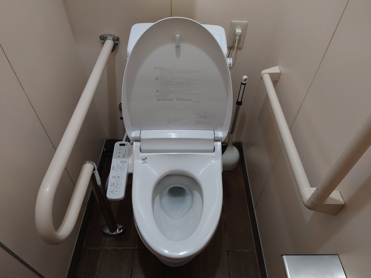 セブンイレブンのトイレにてINAXの新型パブリック向けシャワートイレPB