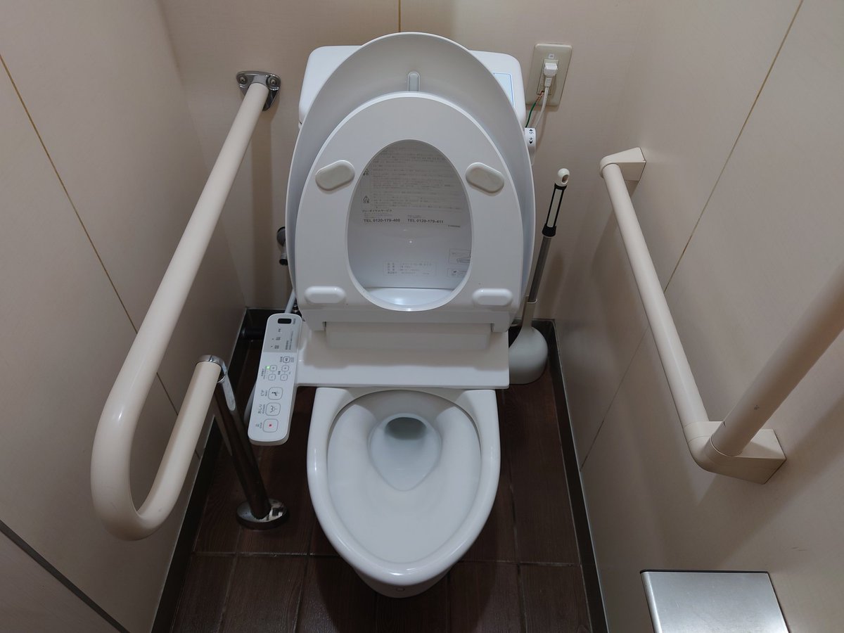 セブンイレブンのトイレにてINAXの新型パブリック向けシャワートイレPB
