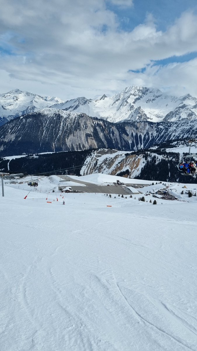 An excellent 3 days of skiing with my brothers (missing our sister) at Val Thorens, France. I have fond memories of this ski area from the institute retreat days during my PhD (pre-covid...) ⛷️🚡 P.S. check out the unique very short runway of courchevel right on the slope!