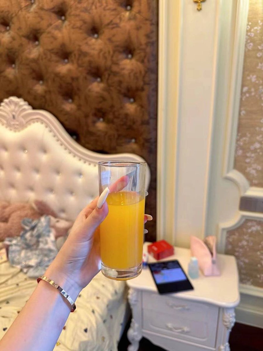 家に帰って、喉の渇きを潤すためにオレンジジュースを一杯飲みました。