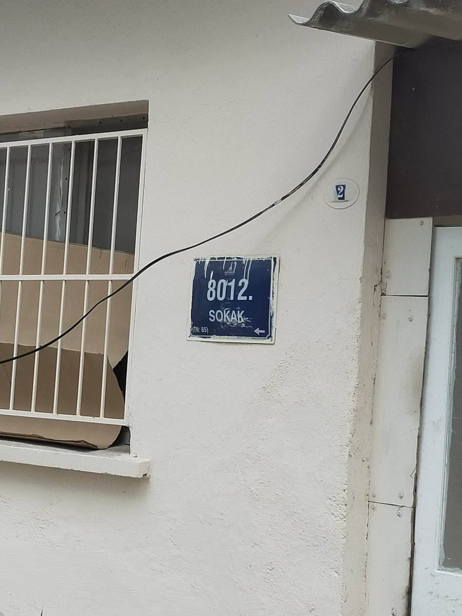 Veratlm's tweet photo. @izmirhim @izsugm merhaba yoldan geçerken görüyorum dünde gördüm hala mudahale edilmemiş yada bildirilmemis ilgilenir misiniz ? Bahçenin yan tarafındaki dar yol https://t.co/4LZJdEolBS