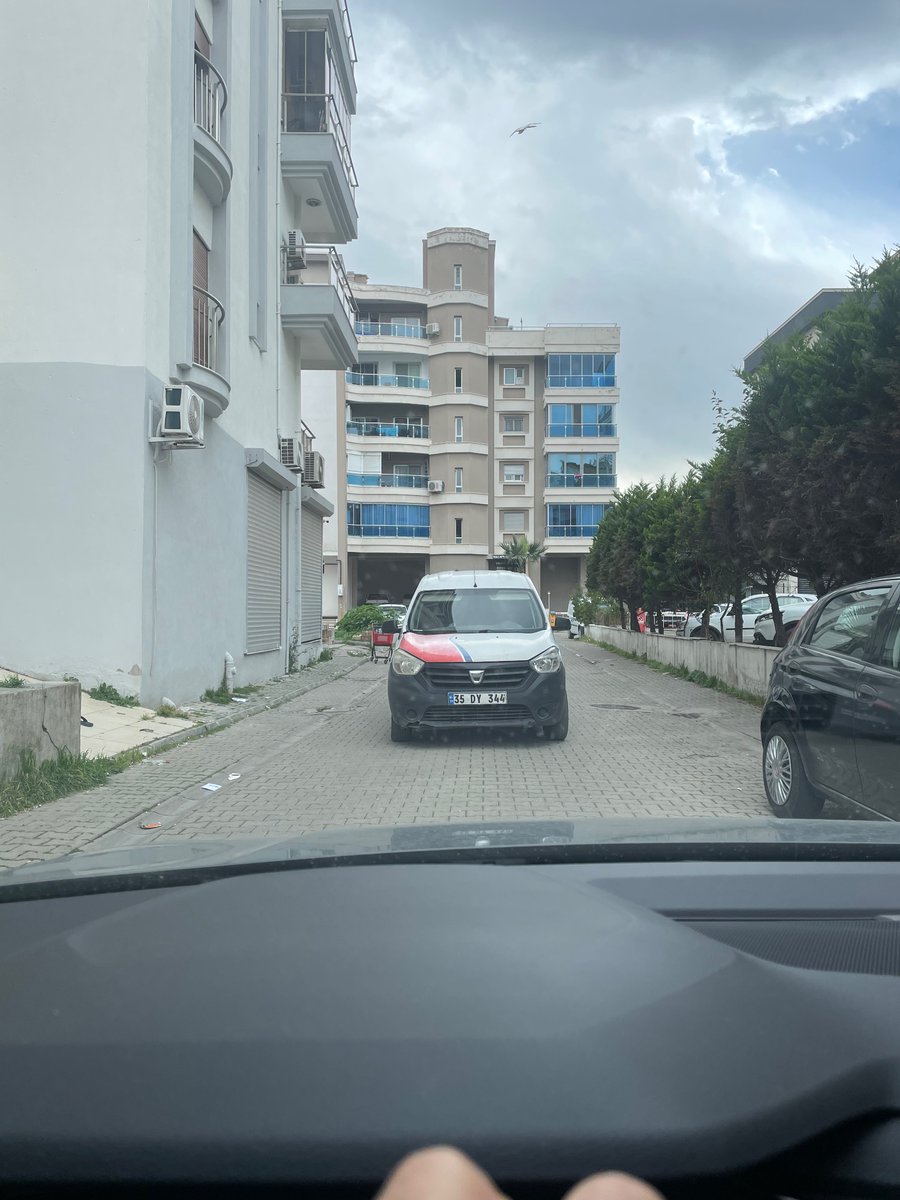 YasarDogu35's tweet photo. Bu nasıl araç park etmek sayın @araskargo @ArasKargoDESTEK İzmir/Mavişehir Aras kargo çalışanları bu sokağı sürekli keyfi kullanıma kapatıyorlar!!! https://t.co/hKNblQJnbW