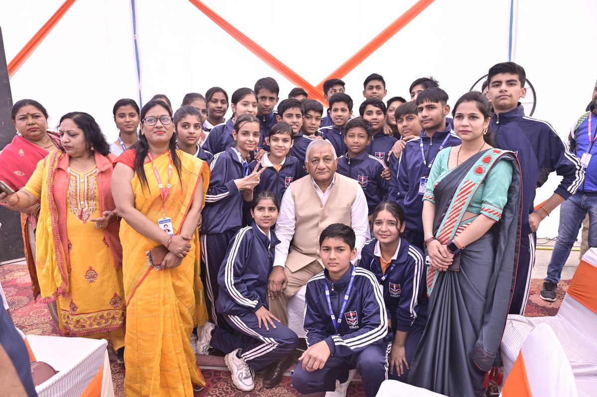 RheechaR's tweet photo. At Ghaziabad Station ,We witnessed the inauguration of OSOP Stalls  @Gen_VKSingh Ji, GZB MLA Shri Atul Garg graced this occasion with their presence .
"भारतीय रेल वोकल फॉर लोकल का एक सशक्त माध्यम है।" 
#RailInfra4Bharat https://t.co/zcTRQDe4Au