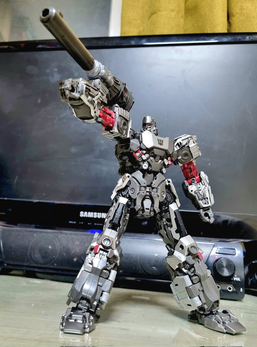 트랜스포머 스튜디오 시리즈 109 메가트론 컨셉아트 버전 가동도 잘 되고 핸들링하기에 크기도 좋고 아직 비클 모드 변신은 안해봤지만  여태까지 만져본 본가 메가트론 중에서 제일 맘에 든다 사길 잘 했어🥸👍 #메가트론 #megatron #メガトロン #