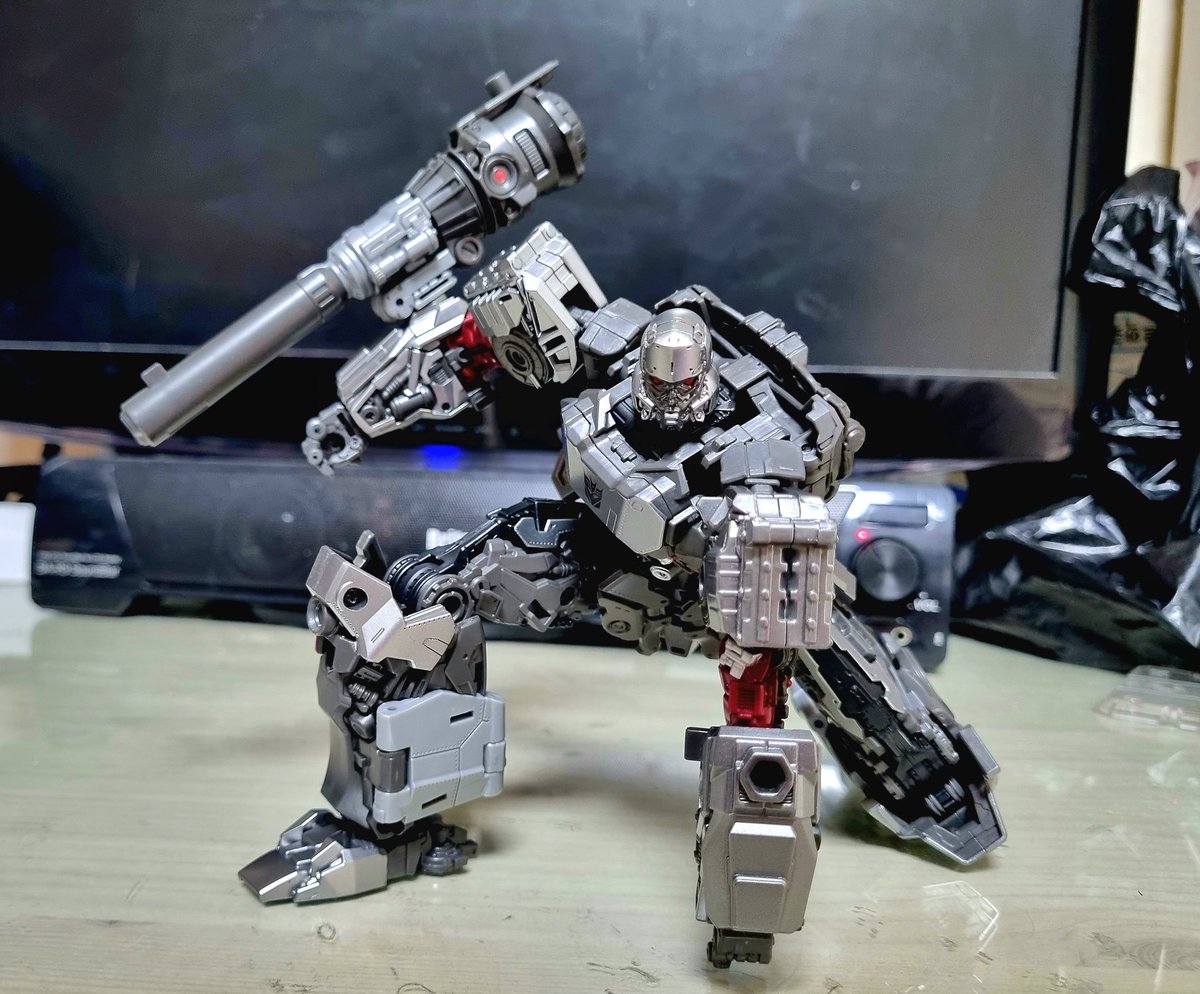트랜스포머 스튜디오 시리즈 109 메가트론 컨셉아트 버전 가동도 잘 되고 핸들링하기에 크기도 좋고 아직 비클 모드 변신은 안해봤지만  여태까지 만져본 본가 메가트론 중에서 제일 맘에 든다 사길 잘 했어🥸👍 #메가트론 #megatron #メガトロン #