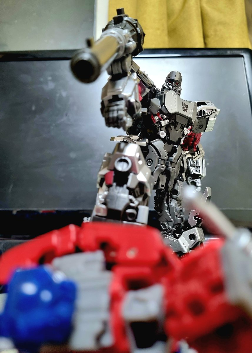 트랜스포머 스튜디오 시리즈 109 메가트론 컨셉아트 버전 가동도 잘 되고 핸들링하기에 크기도 좋고 아직 비클 모드 변신은 안해봤지만  여태까지 만져본 본가 메가트론 중에서 제일 맘에 든다 사길 잘 했어🥸👍 #메가트론 #megatron #メガトロン #