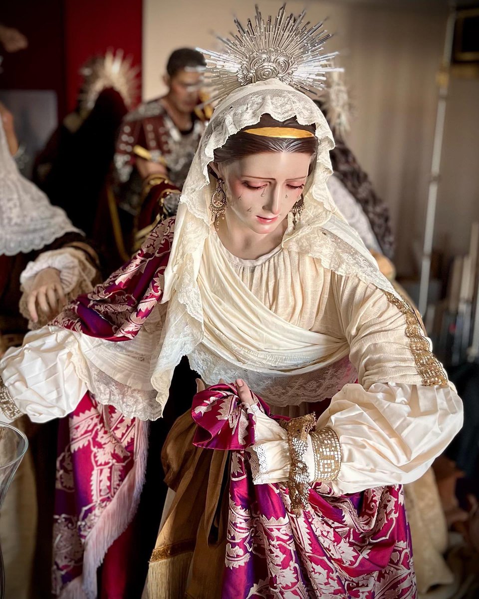LanzadaElche's tweet photo. VESTIMENTAS| Así se presentan ya ataviadas por su vestidor para el próximo Martes Santo el conjunto de las tres Marias de nuestro paso de misterio.

Vestidor @AlvaroAbrilVela https://t.co/Ts4zp9zP4Y