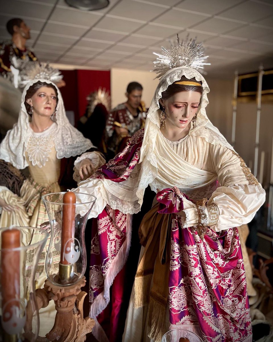 VESTIMENTAS| Así se presentan ya ataviadas por su vestidor para el próximo Martes Santo el conjunto de las tres Marias de nuestro paso de misterio.

Vestidor <a href="/AlvaroAbrilVela/">Álvaro Abril Vela</a>