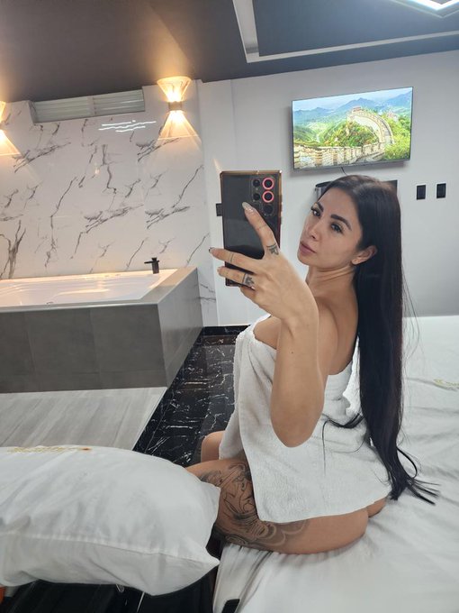 Te gustan maduras? 😏  https://t.co/uwXqKk5OC2 https://t.co/l0E1vc6LUe