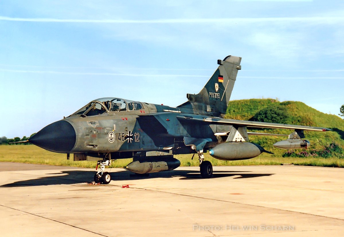 ScharnHelwin's tweet photo. #TornadoTuesday, heute wieder mit einem Oldie aus Eggebek. Wir sehen den Tornado IDS mit dem old-style Reccepod, aufgenommen am 11.6.1997. Aufklärung war das Geschäft der 2. Staffel, wenn ich mich richtig erinnere. @CdrDeuNavalAir #MFG2 #Marineflieger #avgeek https://t.co/7NJfM91six
