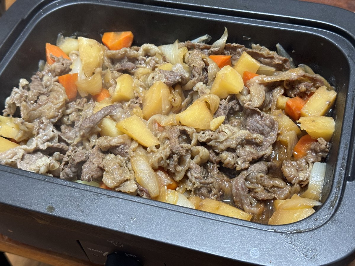 takh0120's tweet photo. いろんな調理家電で肉じゃがを作り続けているけど、象印のデイリーコンパクトプレートで作る肉じゃがほど、ご飯に合う肉じゃがは知らない。無水で作るから濃厚でモリモリご飯が進む。小型なのに最大6人分作れるのも便利。途中で火力の調整と混ぜ合わせが必要なので完全なほったらかしではないけど https://t.co/hBQHfBP1ka