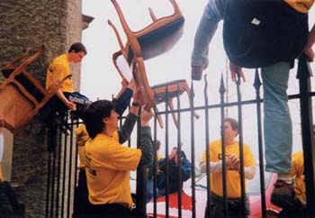 #GaurkoEgunez 2000. urtean euskal ordezkariei zegozkien 21 eserlekuak ebatsi zituzten Demoek Paueko Kontseilu Nagusitik

Euskal Departamentua eratzea eskatzen zuten eta aulki horiek Euskal Herrira zeramatzatela adierazi zuten. 

labur.eus/eRlHE