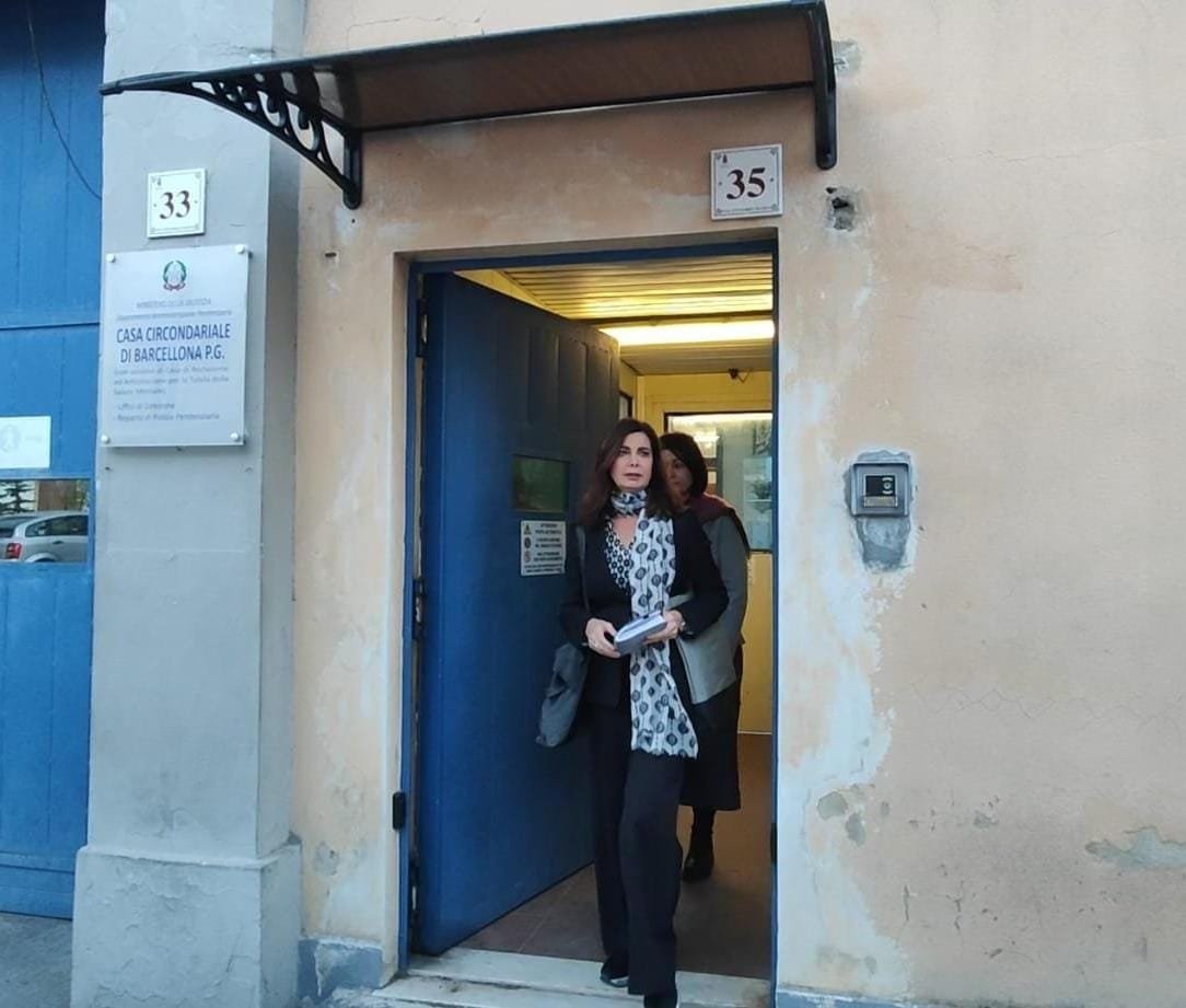 lauraboldrini's tweet photo. Ho incontrato  Marjan Jamali al carcere di Barcellona Pozzo di Gotto. Marjan è arrivata sulle coste calabresi a bordo di un barcone partito dalla Turchia, dopo essere scappata dall'Iran insieme al figlio di otto anni. Ma proprio quando pensava di essere in salvo, è iniziato il suo incubo: appena sbarcata altri due passeggeri, gli stessi che durante il viaggio l'avevano molestata e che lei ha denunciato, l'hanno accusata di aver collaborato con gli scafisti. Lei è stata arrestata e suo figlio portato altrove. 

Nessuno le ha mai detto, in una lingua che lei potesse capire, cosa fosse successo e quali fossero le accuse. E nel frattempo i suoi accusatori non sono più reperibili.

Questo accadeva ad ottobre scorso, ma dopo quasi cinque mesi Marjan non è mai stata interrogata alla presenza di un traduttore della sua lingua. Solo venti giorni fa ha potuto parlare con il suo avvocato supportata da un traduttore di farsi, la sua lingua madre. 

Per oltre due mesi non ha visto il figlioletto e quando ha potuto parlargli, lui era disperato per la separazione dalla madre. Per questo e perché si era convinta che potessero rispedirlo in Iran dal padre violento, Marjan ha tentato il suicidio. Ora sta bene e vuole solo che tutto questo finisca. Ha fornito al suo avvocato le prove del pagamento del viaggio (nessuno scafista paga per la traversata) e il legale chiederà presto i domiciliari perché possa riabbracciare il figlio. 

Come nel caso di Maysoon Majidi, anche in questa vicenda un ruolo fondamentale lo hanno avuto le traduzioni iniziali affidate a persone che non parlano farsi. È come se arrestassero un'italiana e chiamassero a tradurre un tedesco perché, comunque, è una lingua europea. È una grave compressione del diritto di difesa che rischia di compromettere l'esito del processo e, con esso, il futuro di una giovane donna e di suo figlio. 

Ma ho fiducia nella magistratura e sono certa che verrà fatta chiarezza e che questo enorme equivoco verrà a galla.