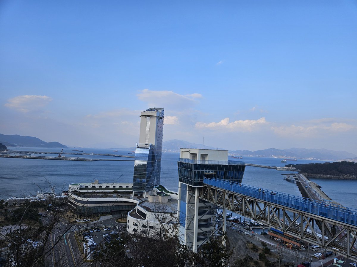 드디어 여수 도착 
바람이 엄청 부네요
인천 보다도 더 추운듯 
케이블카 타고 낭만 포차 이동 할건데 
술 동무가 ~~~