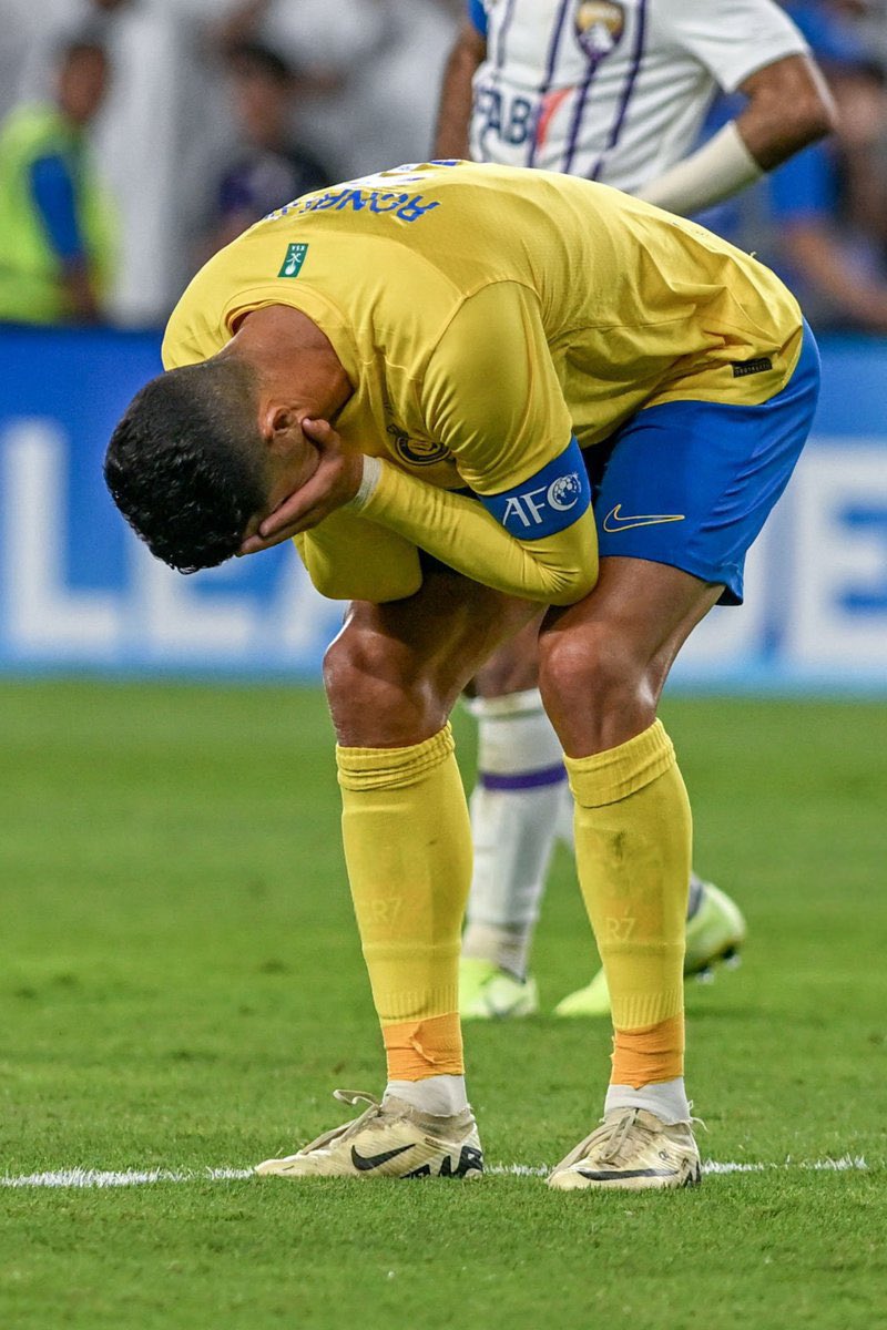 Manlikepresh_'s tweet image. Ronaldo misses a Tap-in they complain

Ronaldo scores a Tap-in they call him
Tapin-Naldo 

Ronaldo rejects a pen they complain 

Ronaldo scores a pen he gets called Penaldo 

Ronaldo fails to score in a game they call him finished 

This is the price you pay to be Ronaldo