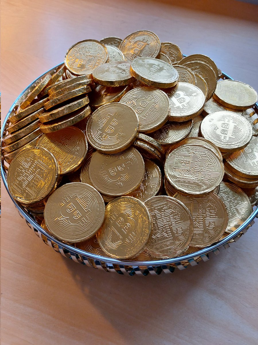 BeleggerUitleg's tweet photo. Iemand zin in een bitcoin? Vrijdag gratis verkrijgbaar op het VECON congres #bitcoin https://t.co/OmH7MOdsuK