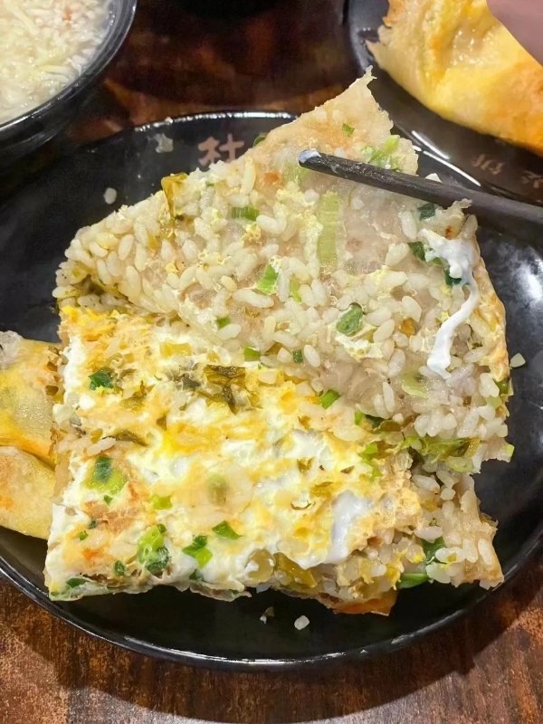 Weifangdel68869's tweet photo. 与其他地方的饼子不同,天台麦饼讲究的是脆薄而筋道,厚度通常要控制在半厘米左右,夹入丰富的馅料,馅里再裹上一层嫩黄的鸡蛋皮,口感层层叠加!
#Springcomesearly https://t.co/wMzcN2j5xn