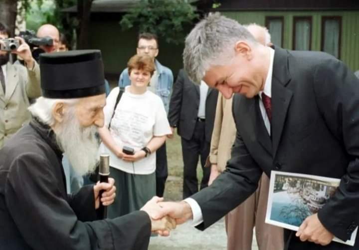 samodejo01's tweet photo. Pre nego okacite sliku Djindjica, vi koji se zalazete za predaju KiM, da vas podsetim...

Ne znam da li se secate "momaka sa mosta" kao jedan vid gradjanske samozastite u odbrani severnog dela Kosovske Mitrovice? Finansiranje te odbrane islo je iz Vlade Djindjica, tacnije iz budzetskih rezervi Vlade Srbije. Kasnije je formiranjem Koordinacionog centra on preuzeo finansiranje momaka sa mosta, koji su zajedno sa policijom u civilu MUP-a Republike Srbije i Civilnom zastitom stitili severni deo grada Kosovske Mitrovice.

2013. godine posle potpisivanja Briselskog sporazuma, Vucic je pripadnike Ministarstva unutrasnjih poslova sa severa Kosova predao Pristini. Isto je uradio i sa Civilnom zastitom. Na taj nacin je razorio odbranu grada i omogucio Pristini da uspostavi jurisdikciju na celoj teritoriji Kosova i Metohije.

Da li se secate da je nakon 1999. godine veliki broj institucija Republike Srbije presao je iz juzne pokrajine u tzv. uzu Srbiju. Univerzitet iz Pristine je dislociran u Krusevcu, Blacu, Vranju, Varvarinu i u ostalim gradovima Srbije. Univerzitet je vracen tokom 2001. i 2002. godine upravo u periodu kada je predsednik Vlade bio Djindjic. I ne samo sto je administrativno vraćen nego je izgradjen i veliki broj visokoskolskih ustanova i studentskih domova koji su bili neophodni za njegov rad. Danas upravo srpski deo Kosovske Mitrovice opstaje zahvaljujuci Univerzitetu zbog velikog broja studenata i profesora koji u njemu rade.

Briselskim sporazumom se Vucic obavezao da zdravstvo i prosvetu ustupi separatistima u Pristini.

Sigurno niste znali da se u periodu vladavine Djindjica na Kosovu i Metohiji dosta gradilo. 2001. godine je bio zemljotres u Kosovskom Pomoravlju i saniranje stete je izvrseno uz finansijku podrsku iskljucivo Vlade Republike Srbije. Veci je budzet bio 2002. godine za potrebe Koordinacionog centra za Kosovo i Metohiju nego za ceo period vladavine Vucica.

Kuriozitet je da je Vucic kao premijer u dogovoru sa Hasimom Tacijem otvarao objekte u srpskim sredinama koje je izgradila separatisticka vlast u Pristini, predstavljajuci gradjnima Srbije da je to ucinak njegove Vlade. Tako je, primera radi, porodiliste u selu Pasjanu kod Gnjilana i Dom zdravlja u Zubinom Potoku otvorio tokom predizborne kampanje. 

Da li se secate 2002. godine i parlamentarnih izbora za Skupstinu KiM. Izbore je organizovao UNMIK. Na izbore su Srbe pozvali i ondasnji predsednik SRJ Vojislav Kostunica i predsednik Vlade Srbije Zoran Đindjic kao i pokojni patrijarh Pavle. Veliki broj srba je bojkotovao te izbore, jer su smatrali da nisu u skladu sa vazecim Ustavom Republike Srbije i da se nisu stekli uslovi za odrzavanje demokratskih izbora. Srbi su u okviru koalicije Povratak usli u Skupstinu KiM, a ubijeni predsednk Vlade Srbije imao je iste arsine za sve Srbe, i za one koji su izasli na izbore i za one koji nisu. Delovao je saborno, gradeci jedinstvo medju Srbima.

Sadasnji predsednik Vucic Srbe sa KiM deli na podobne i nepodobne, poslusne i neposlusne, patriote i izdajnike. Setite se kada Srbi 2013. na severu Kosova nisu hteli da izadju na lokalne separatisticke izbore zatrazio je od NATO pakta dozvolu da 45 minuta udje na Kosovo i Metohiju i disciplinuje neposlusne Srbe. Neposlušne Srbe sankcionise tako sto im preko svojih seiza pali vozila, puca na kuce i domove, baca bombe, pali prostorije.

Ono sto sigurno niste znali, u pregovorima sa Zapadom, insistirao je na podeli Kosova i trazio je da Srbija ne moze da dobije manje od 60 posto teritroije. Problem mu je bio kako da sve srpske svetinje ubaci u tih 60% teritorije. Zapad mu je nudio samo 40 posto. Njegovi poslednji intervjui bili su puni kritika na racun Zapada zbog otimanja KiM. Govorio je da se sudbina KiM ne moze resavati po kojekakvim njujorskim zabitima vec u Beogradu. Nije se ustezao da u intervjuima jasno i glasno kaze da se etnicko ciscenje Srba sa KiM planski sprovodi da bi se lakse stvorila jos jedna albanska drzava na Balkanu. To ga je, nazalost i kostalo zivota!