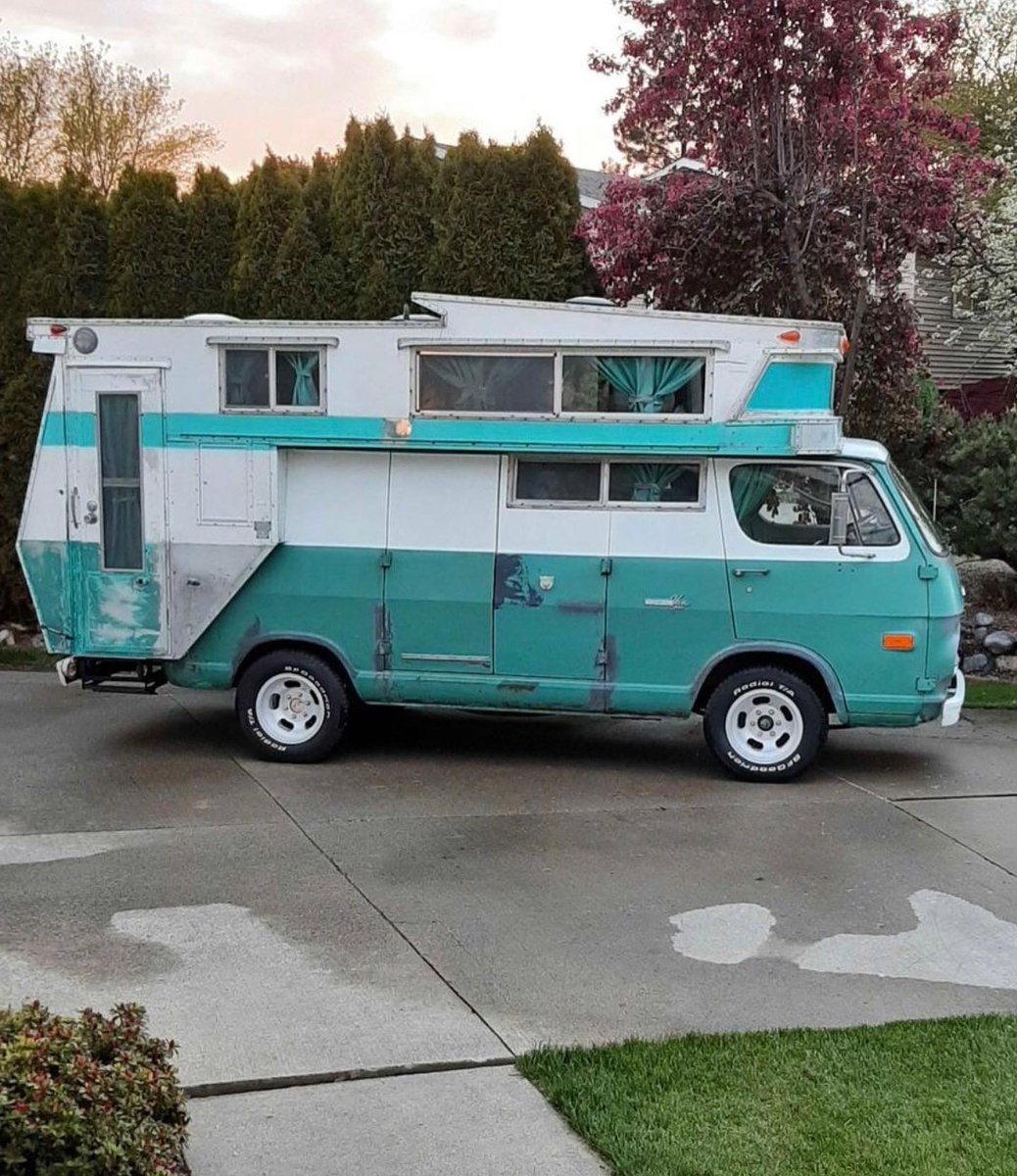 Check out this blast from the past! 😍 Rolling straight outta 1968, this Chevy boasts a Kamp King Koaches conversion that turns heads and sparks campfire stories.  🚌💫

📷: @housecar_haven 

#CamperBuyerUK #modified #american #ontheroad #outdoors #campervanlife #retrostyle